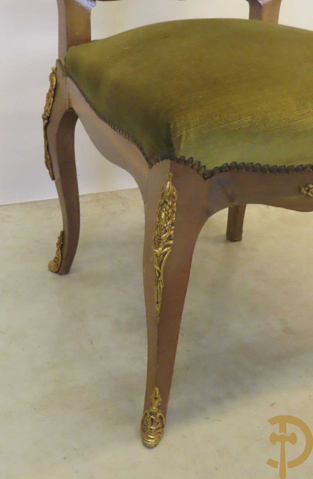 Gemarketteerde ovale notelaren tafel bezet met bronsbeslag van dameshoofden + stoel