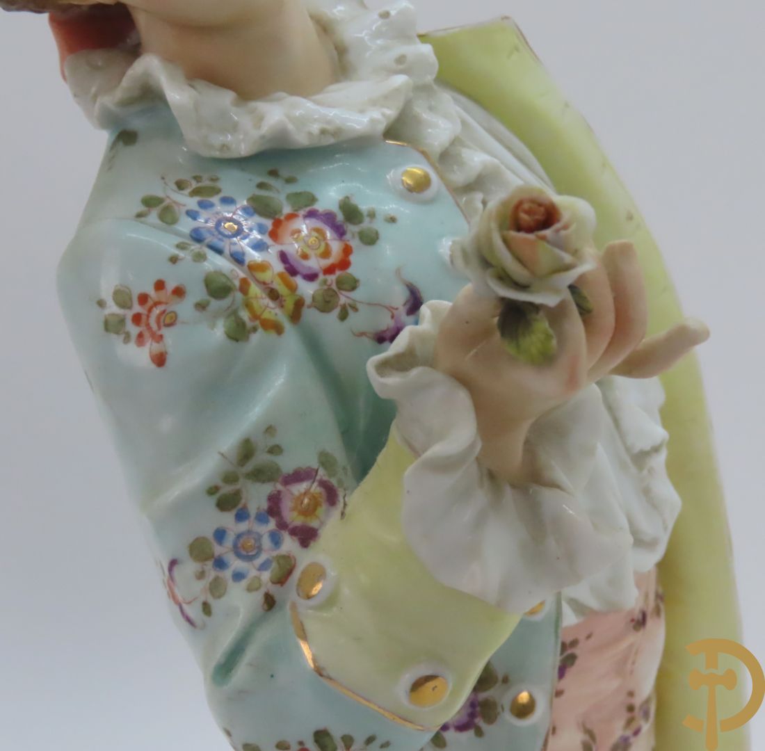 Paar meerkleurige porseleinen beelden van romantisch koppel , onderaan gemerkt