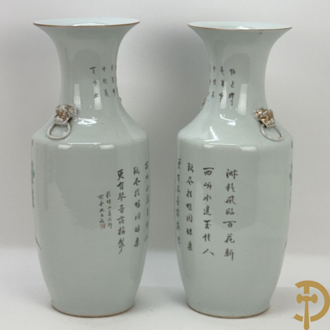 Paar Chinese porseleinen vazen met decor van dames in landschap