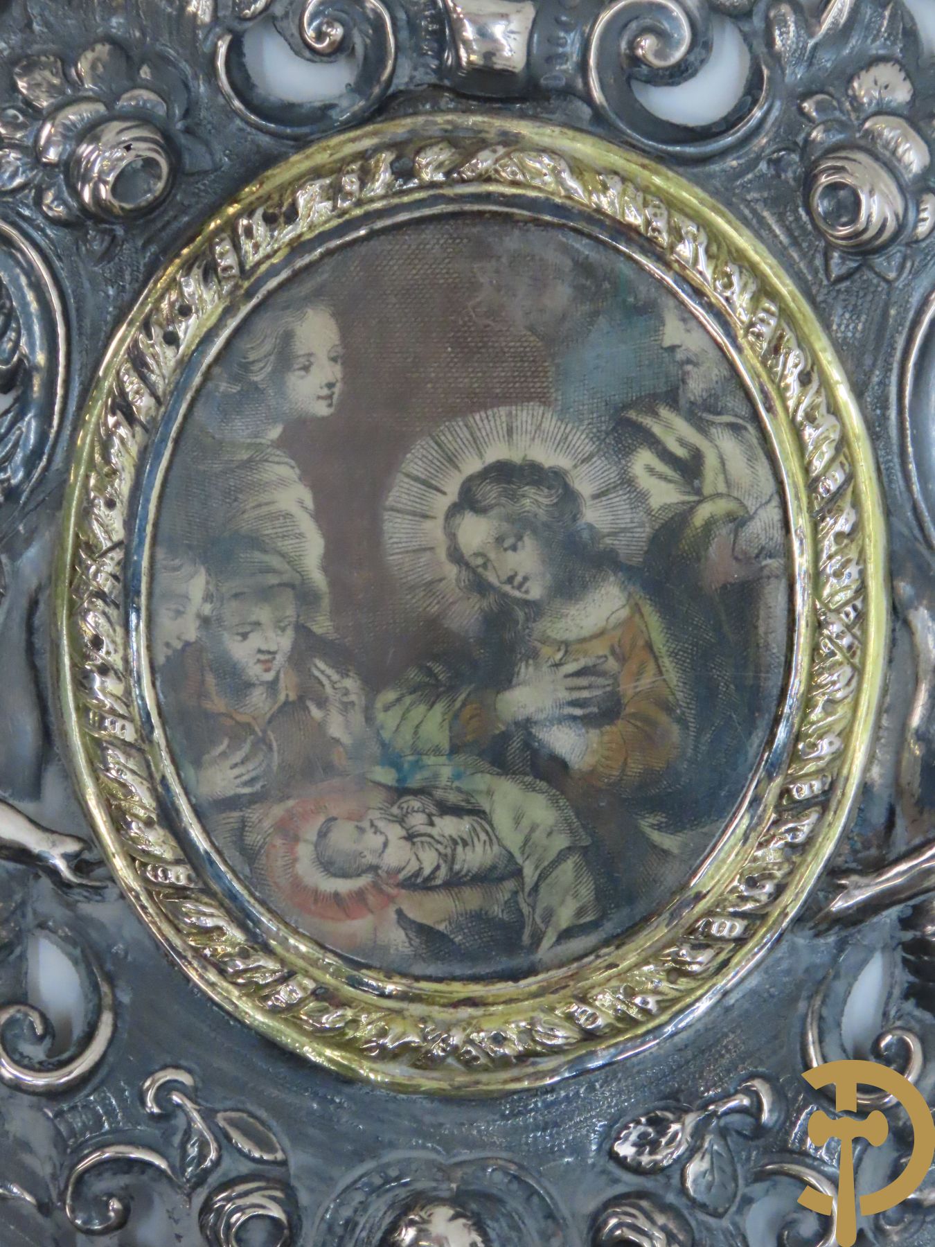 Paar massief zilveren wijwatervaten met versiering van engelen en bloemen, 18e