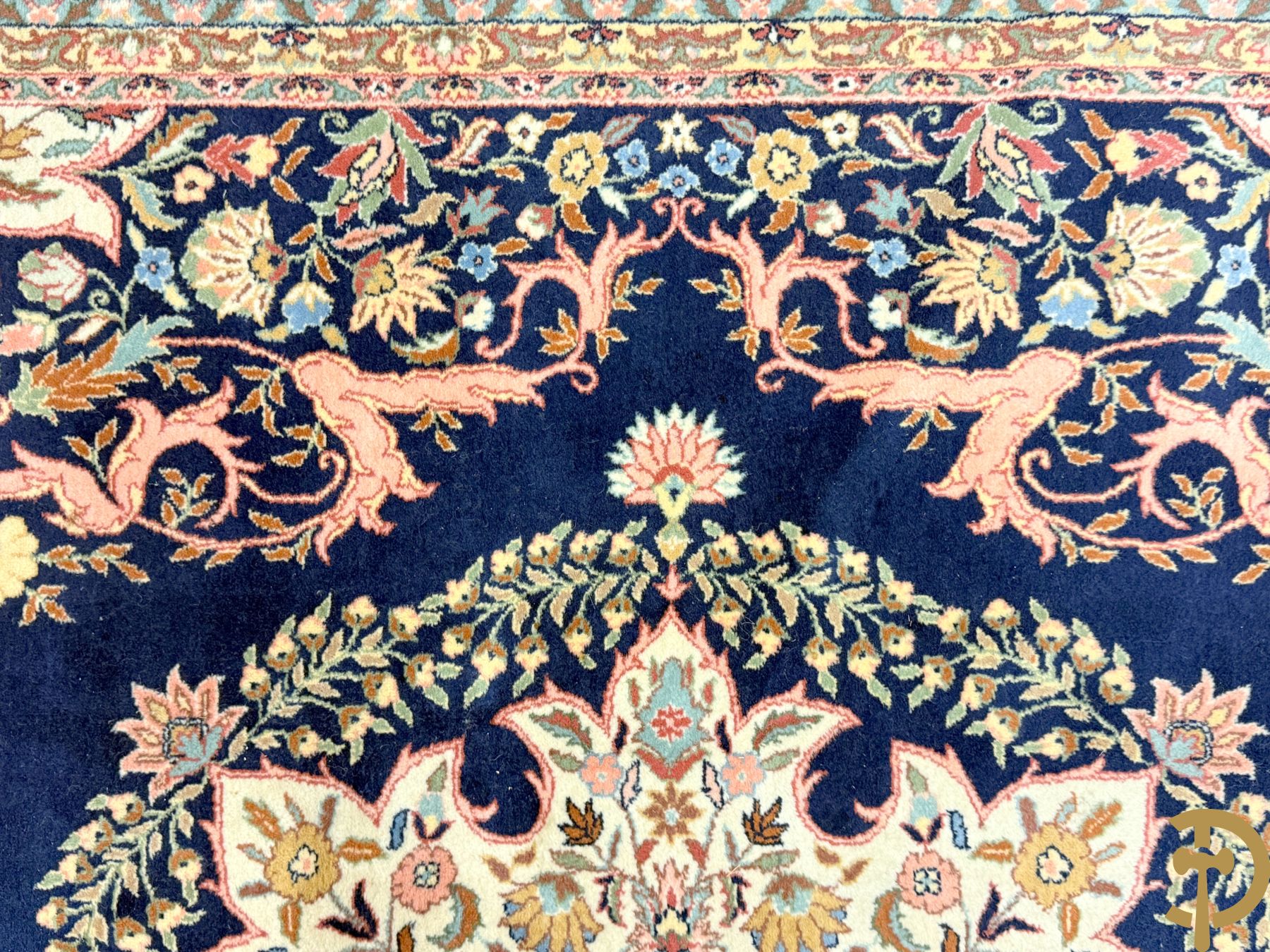 Oosters handgeknoopt tapijt met blauwe fond en bloemenmotieven