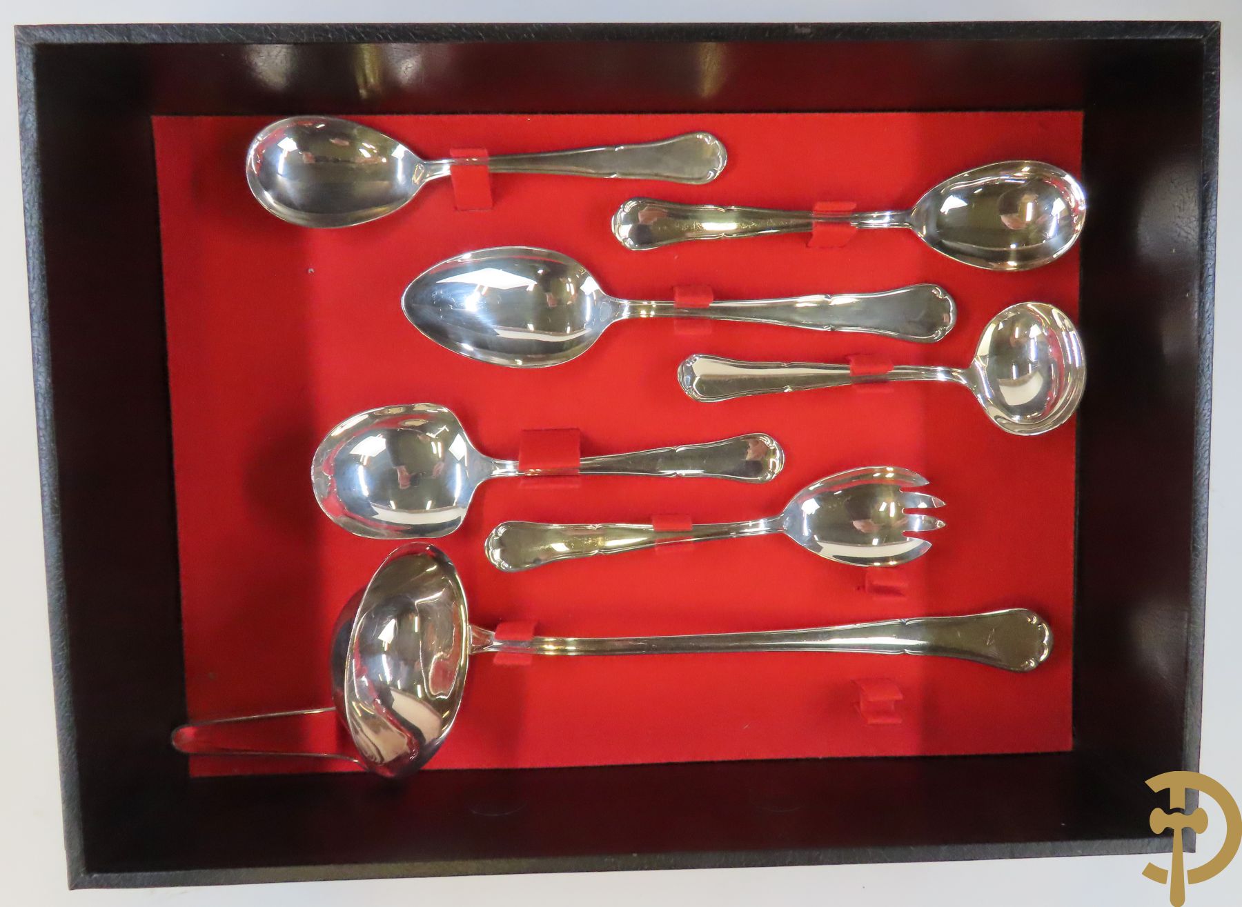 Massief zilveren Duits bestek in koffer bestaande uit 12 lepels, 12 vorken, 12 dessertlepels, 12 dessertvorken, 12 messen, 12 dessertmessen, 12 visvorken, 12 vislepels, 12 ijslepels, 12 mokkalepels, 12 kreeftenvorken, 12 kleine vorkjes, 3 koffielepeltjes en 14 losse stukken