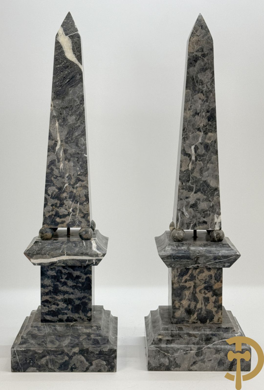 Paar marmeren obelisken