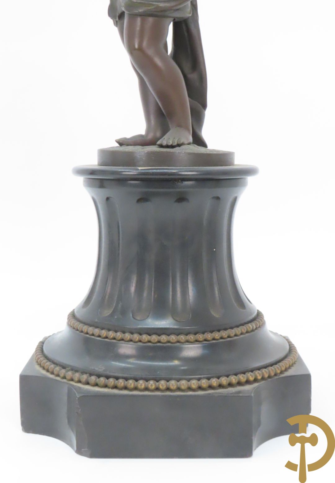 CLODION getekend - Paar elegante bronzen dames met tambour en fruit, geflankeerde door jonge faune, op marmeren klokstel - opgebouwd als garnituur met 2 kandelaars met bronzen kindjes dragende een toorts met bloemen en kaarsen