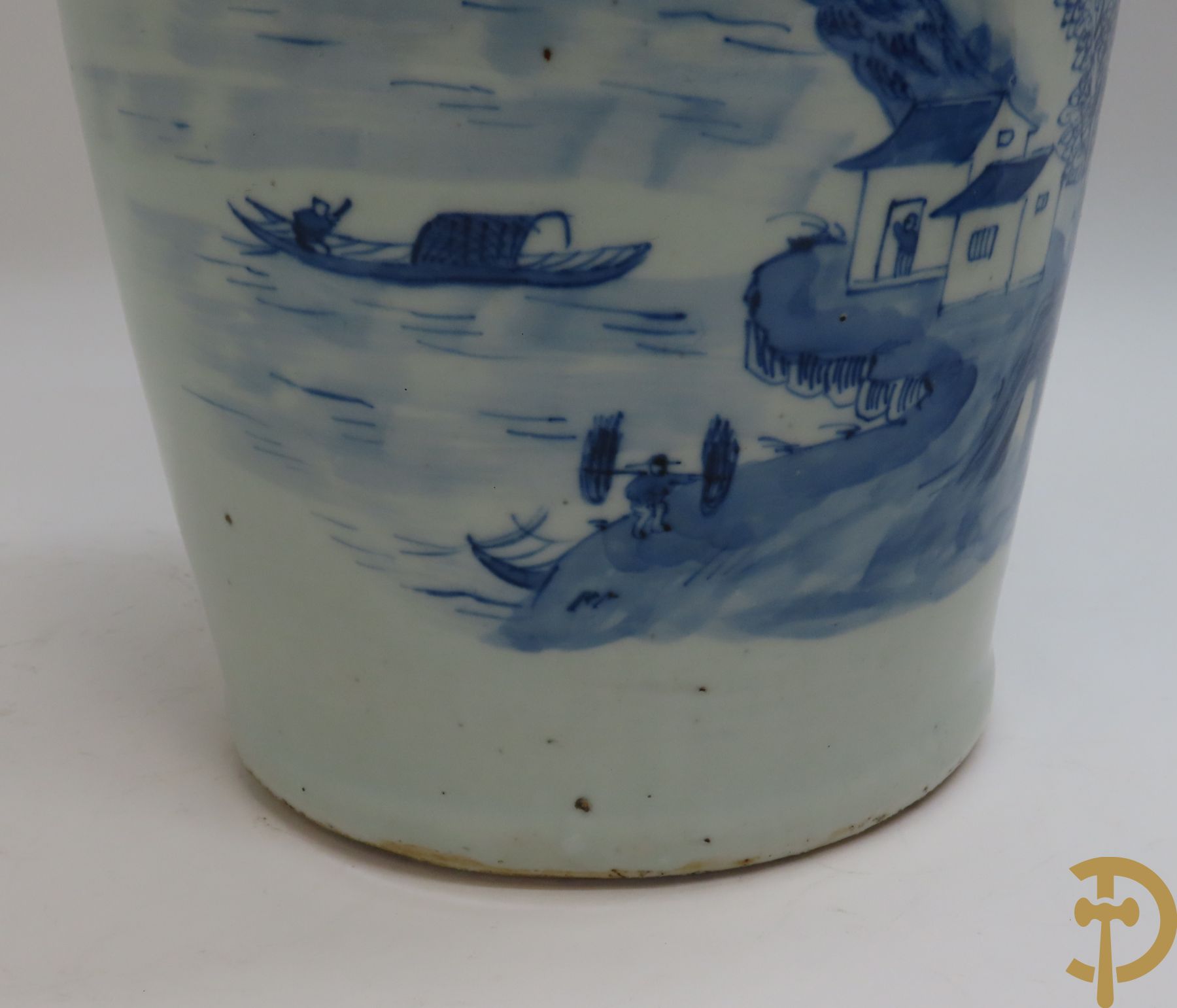 Chinese porseleinen vaas met geanimeerd blauw/wit landschapsdecor en huizenzicht