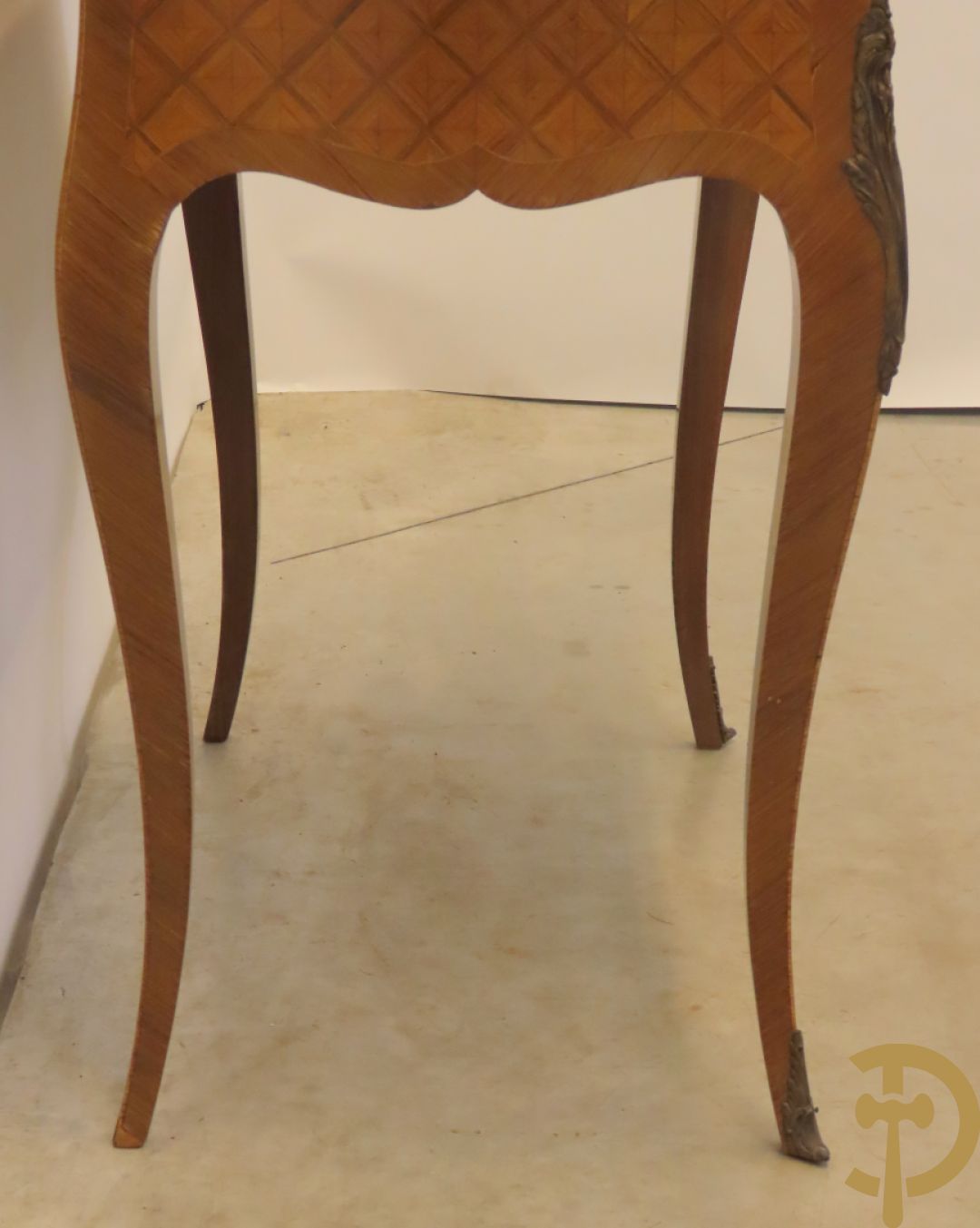 Notelaren damesklapsecretaire met parkettage en zonnestraalfineer, bezet met bronsbeslag - op voluutvormige poten