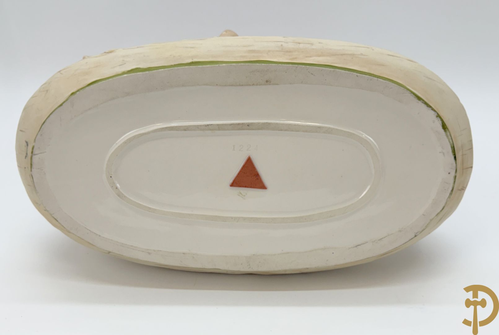 Coupe in Royal Dux met herder en schapen, nummer 1224, gemerkt onderaan