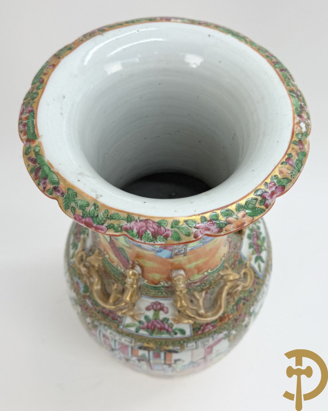 Chinese porseleinen Kanton vaas met geanimeerde taferelen en natuurdecor