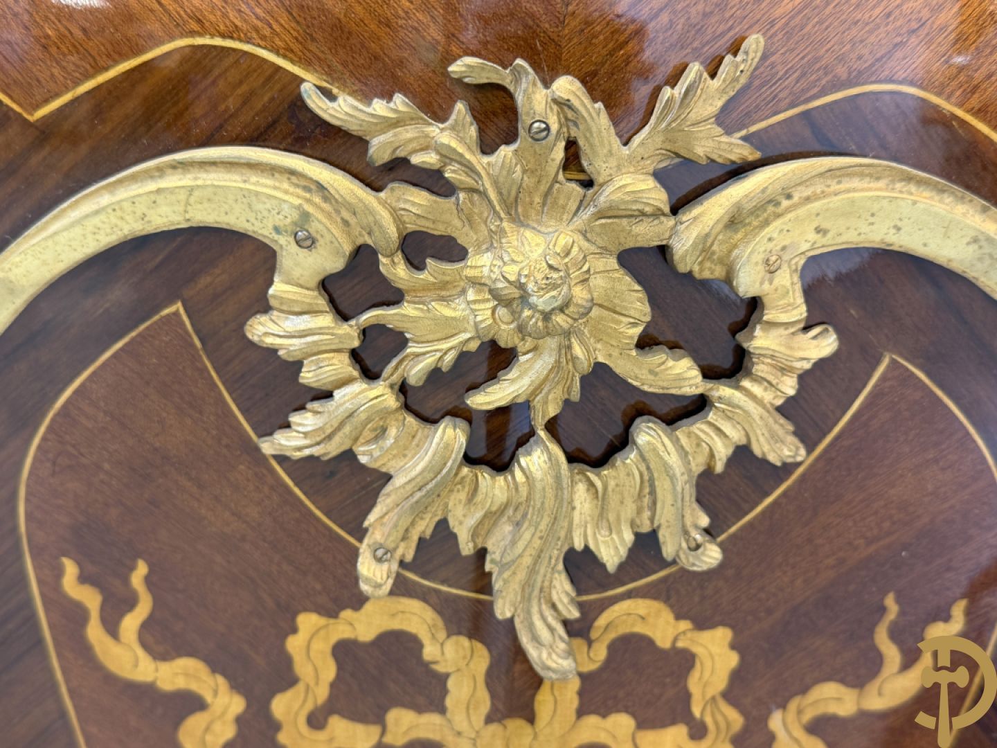 Paar notelaren gemarketteerde zuilen bezet met bronsbeslag en Louis XV motieven op voluutvormige poten - bovenaan met marmeren geaderd blad