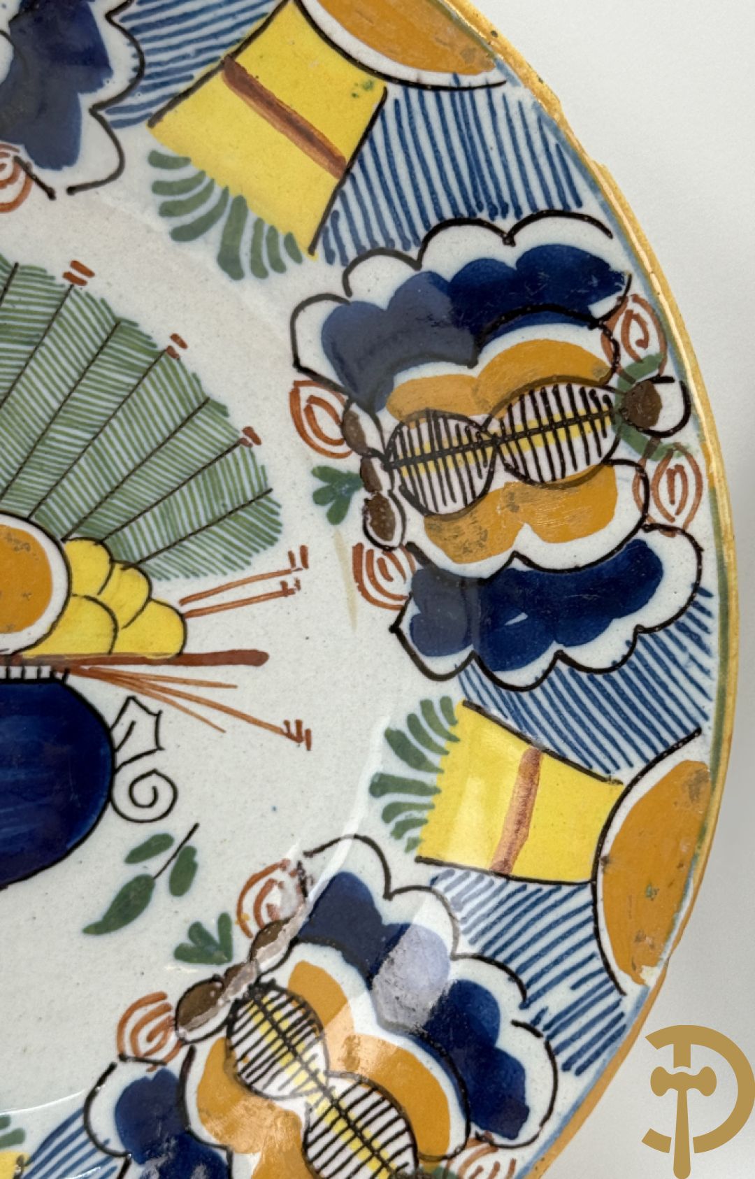 Paar Delftse meerkleurige pauwenstaartbordjes, achteraan gemerkt