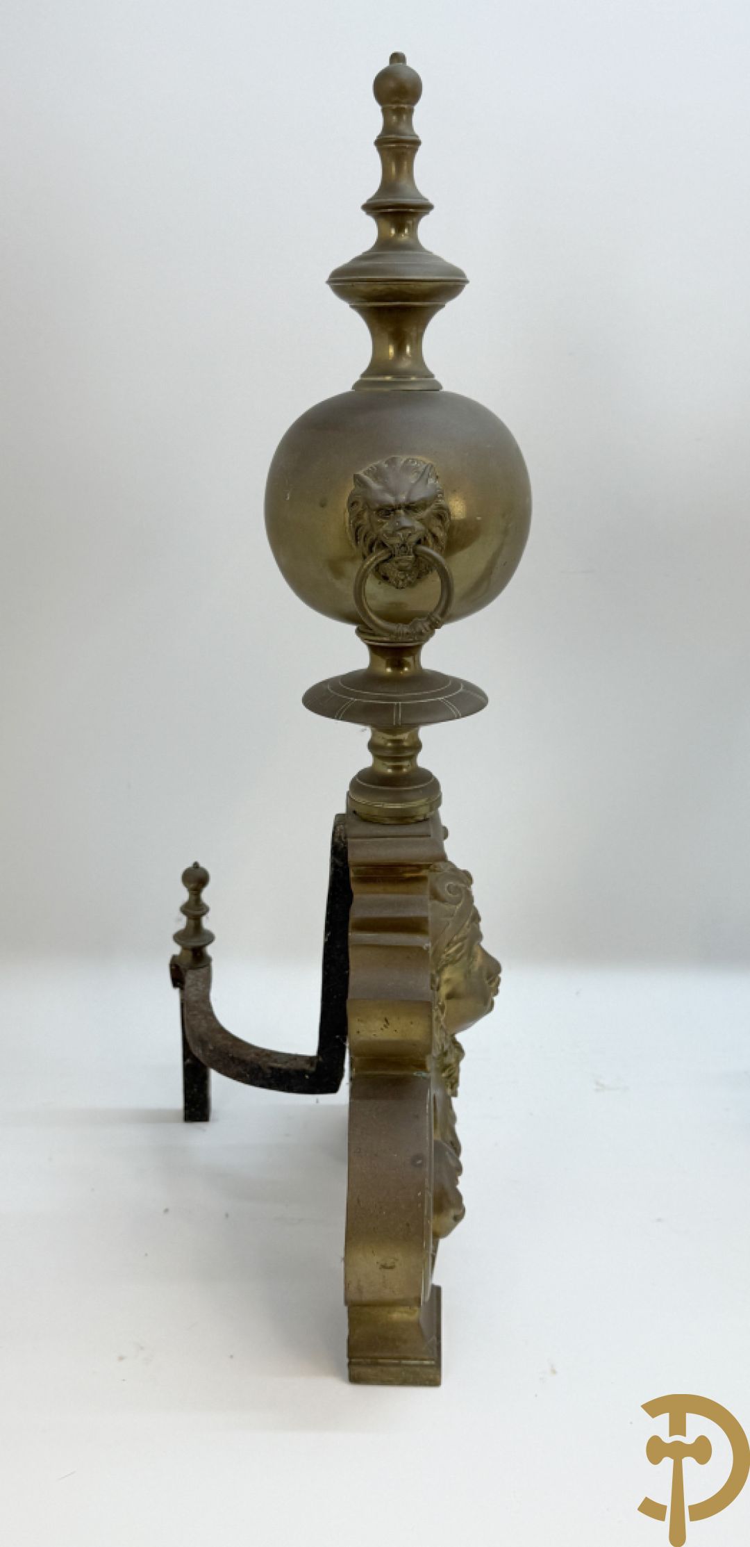 Paar Vlaamse bronzen chenets met accanthusranken en leeuwekoppen