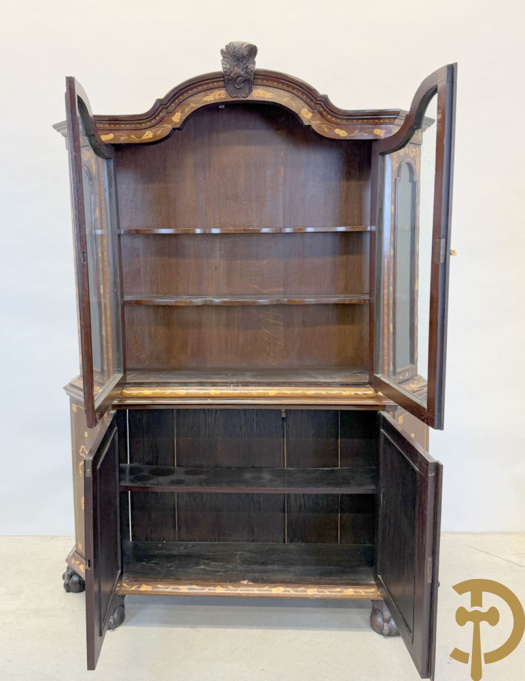 Hollandse vitrine met gemarketteerd bloementafereel, bovenaan met 2 beglaasde deuren en rocaille als kuif - onderaan met 2 gesloten deuren bezet met amforen, vogels en bloemenmarketterie