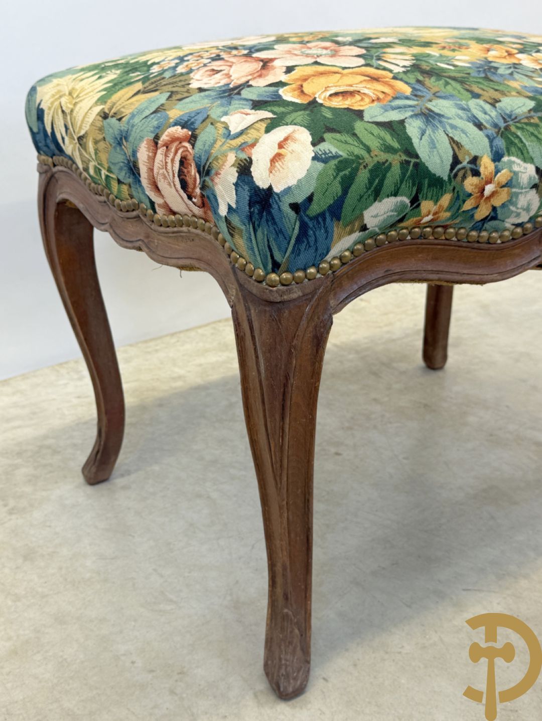 Vier notelaren armzetels bekleed met bloemenstof, met gezwaaide armleuningen op voluutvormige poten + bijhorend voetbankje