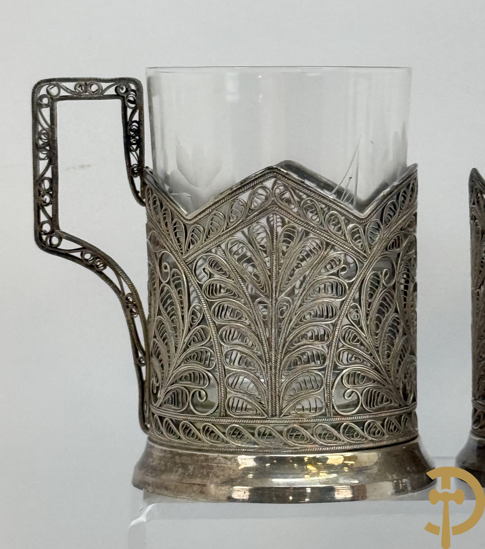 Zes verzilverde Russische theeglashouders in filigraanwerk