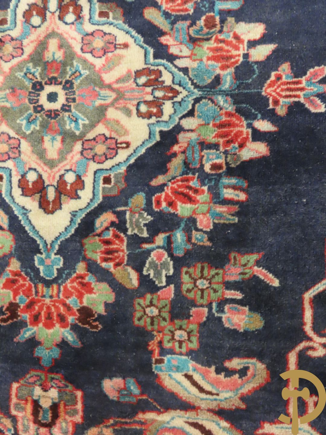 Oosters handgeknoopt tapijt met bloemen en dierenmotieven