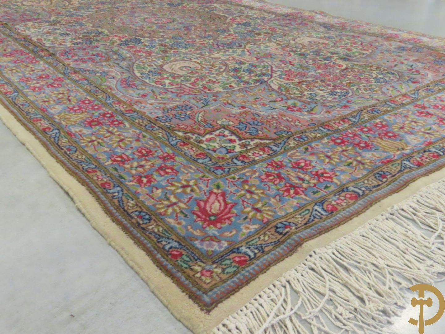 Iranees handgeknoopt tapijt Kirman Lavar met centraal medaillon omgeven door florale motieven