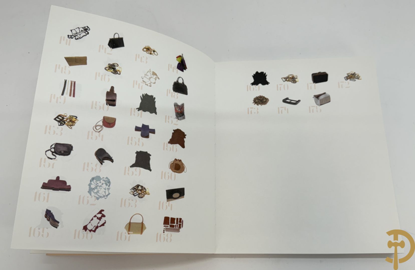 Bruine en zwart lederen handtas Delvaux + boek van Delvaux met documentatie