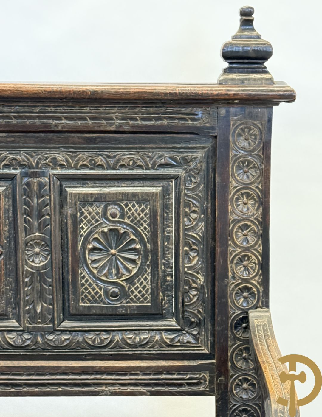 Massief eiken Engelse hall bank met gesculpteerde motieven