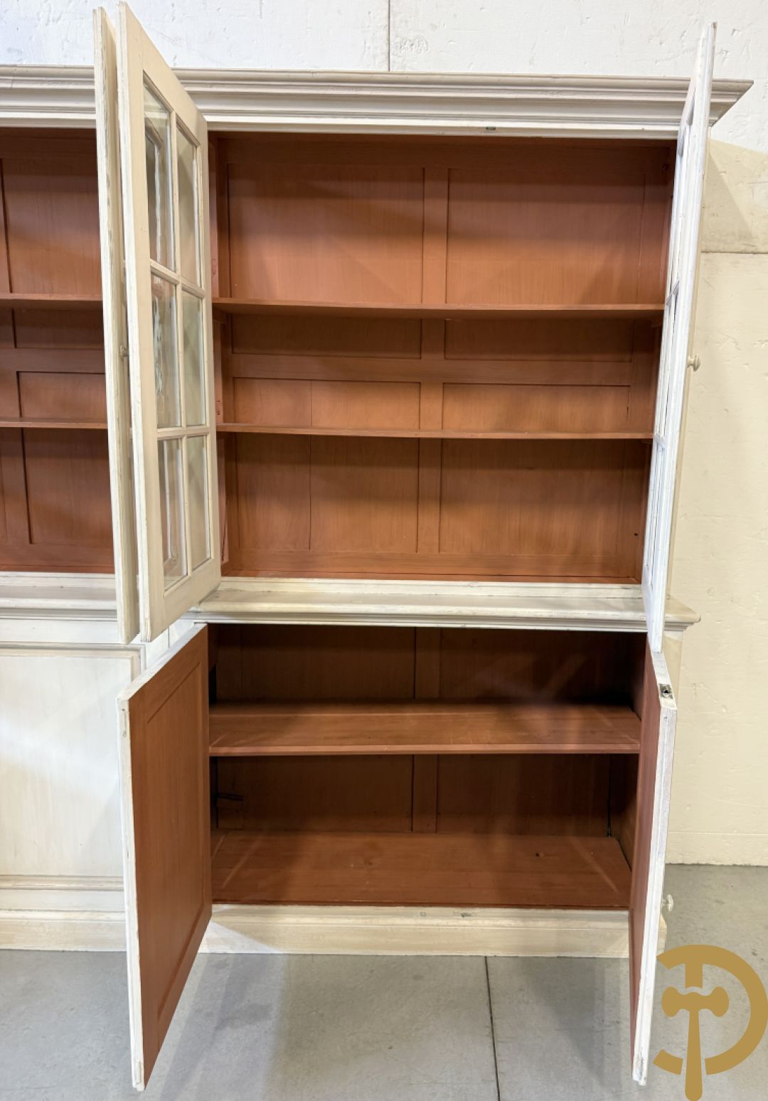 Beschilderde vitrine / buffet met 6 beglaasde deuren bonvenaan en 6 gesloten deuren onderaan