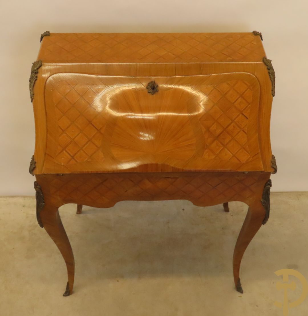 Notelaren damesklapsecretaire met parkettage en zonnestraalfineer, bezet met bronsbeslag - op voluutvormige poten