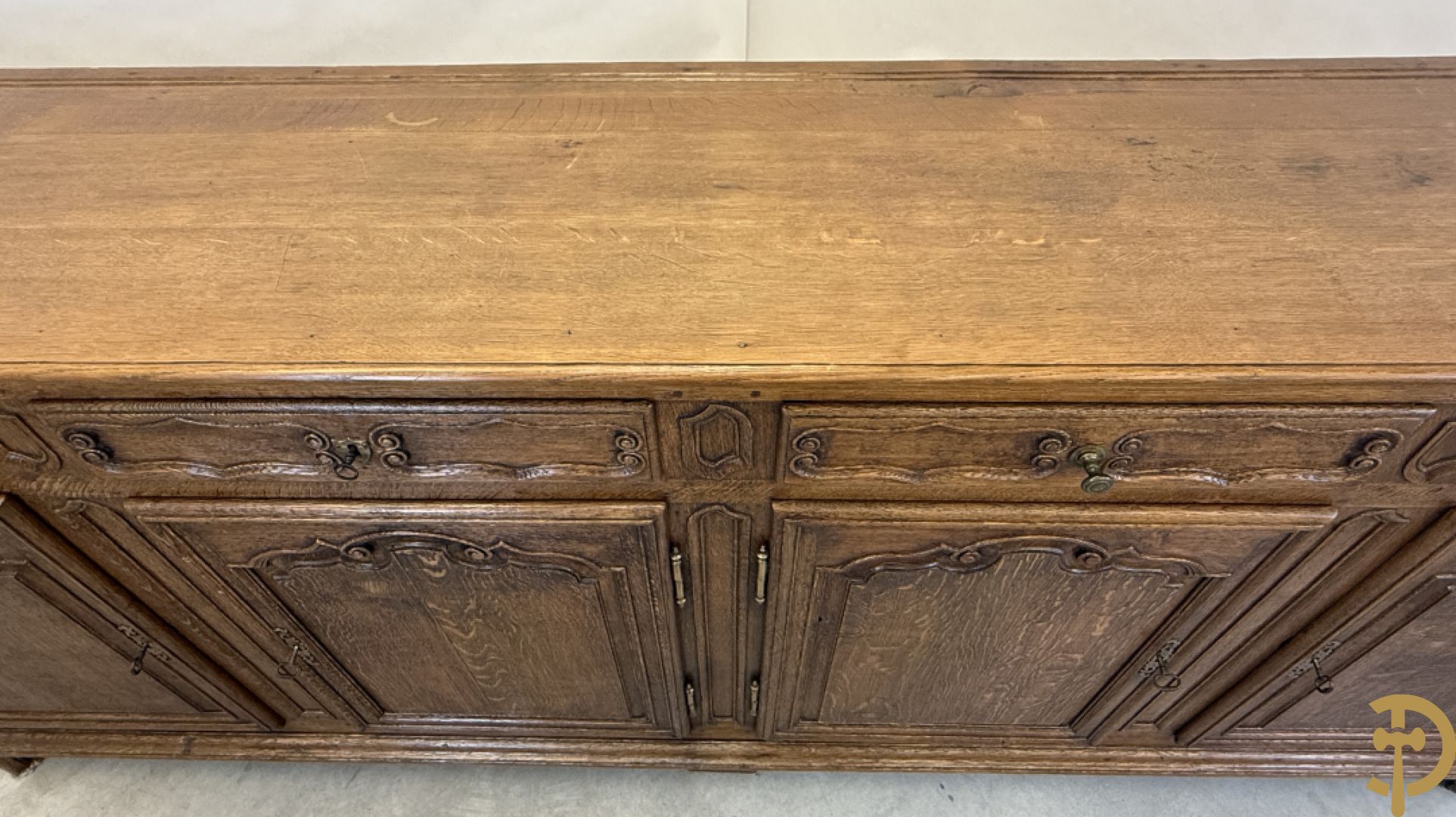 Eiken dressoir met 4 deuren, 4 lades en afgestoken Louis XV panelen