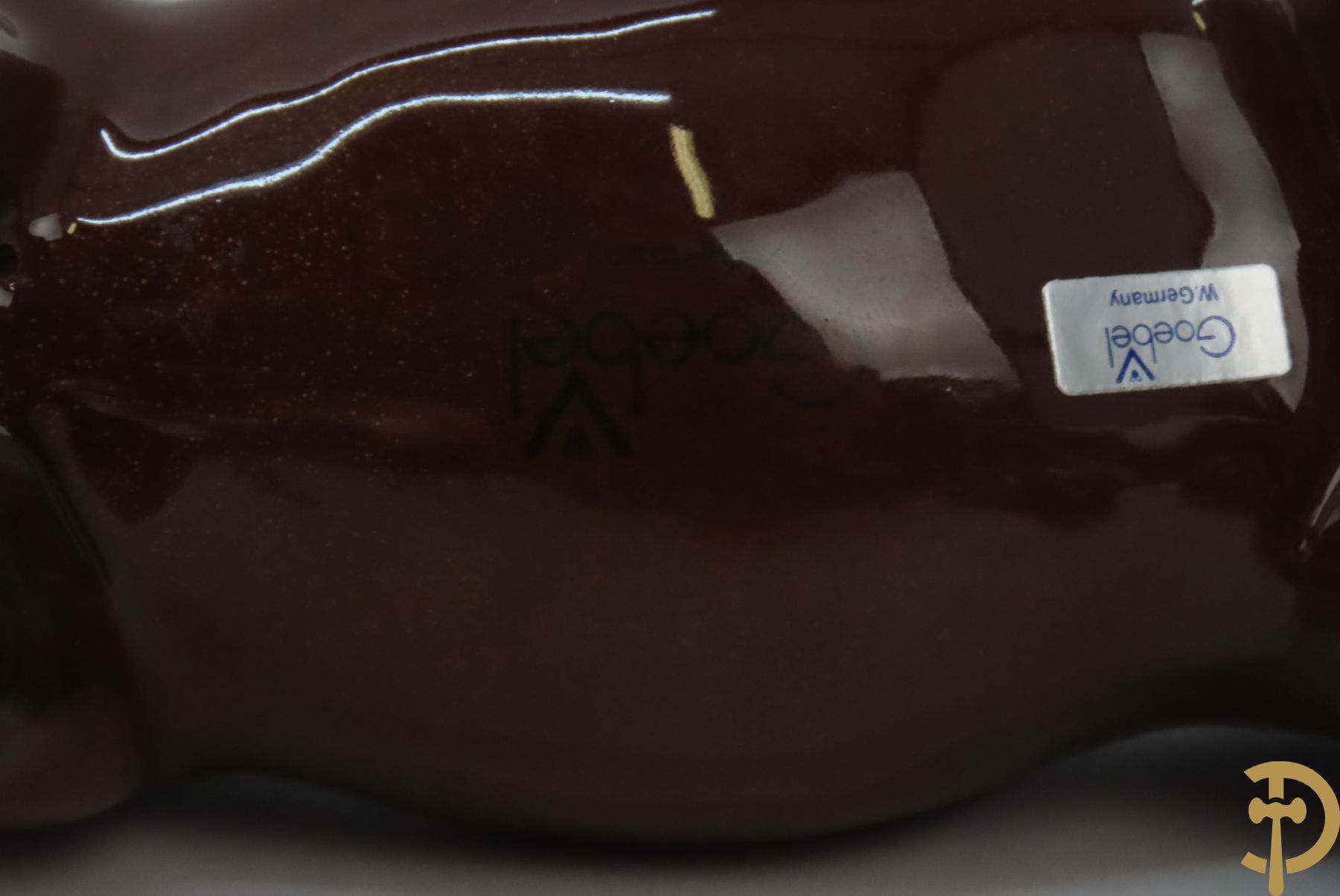 Twaalf porseleinen paarden, onderaan getekend Goebel West Germany