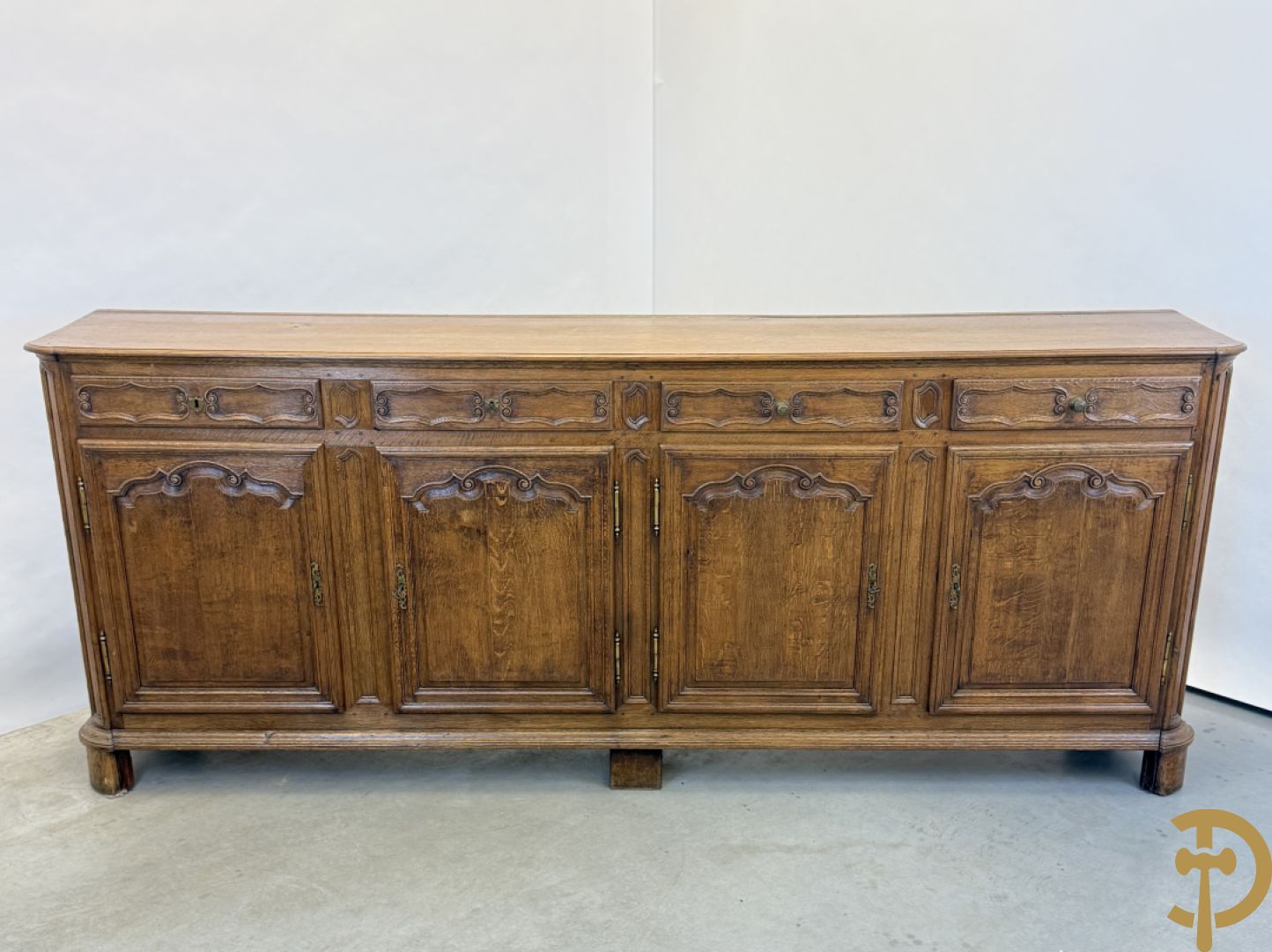 Eiken dressoir met 4 deuren, 4 lades en afgestoken Louis XV panelen