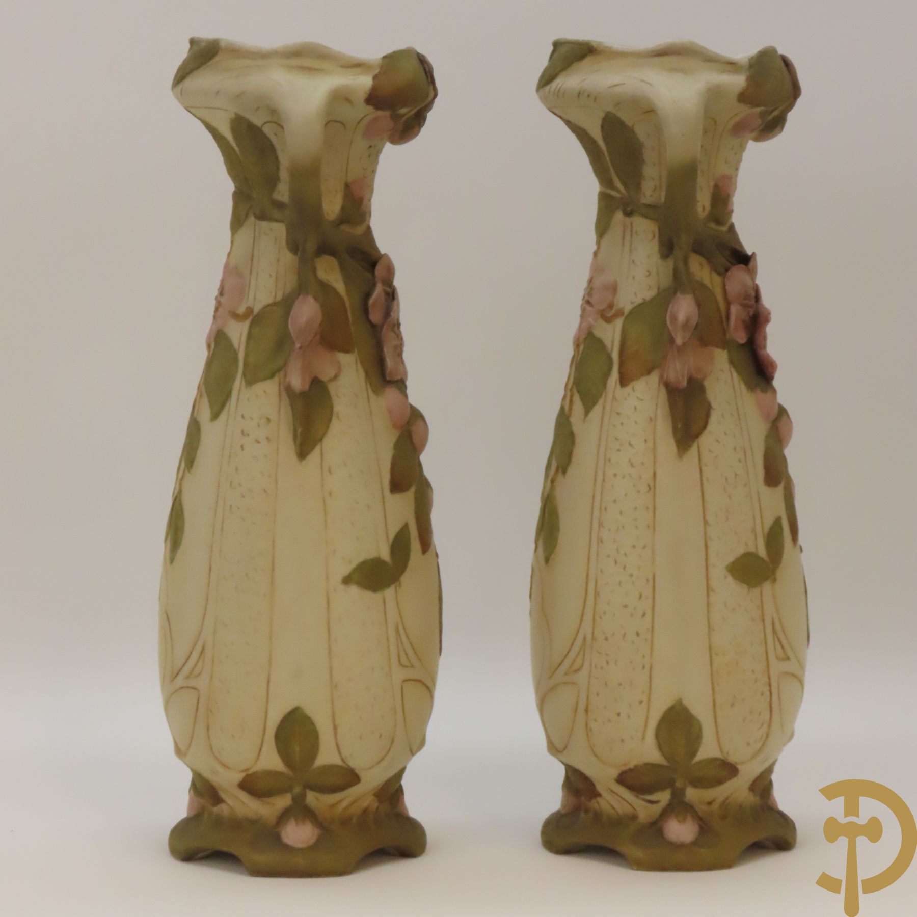 Paar Royal Dux vazen, Art Nouveau stijl, met bloemen bezet, Nummer 5505