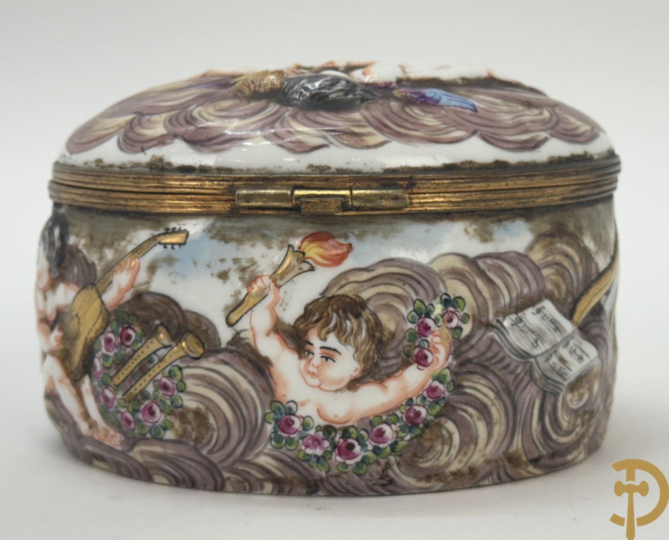 Vierkante blauw porseleinen fles Sèvres (Paul Milet) gemerkt met zilveren dop + dekseldoos Capo di Monte met cupido