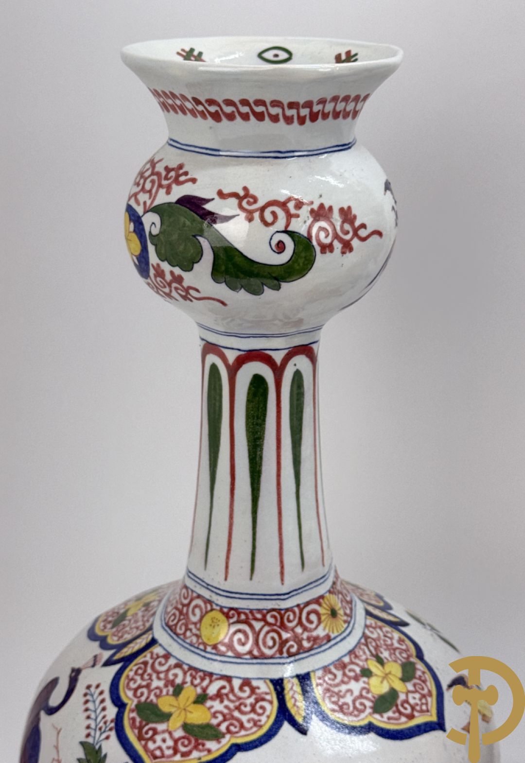 Driestel in polychrome faience met decor van vogels en bloemen bestaande uit dekselpotiche geflankeerd door 2 knobbelvazen, Boch 104/5