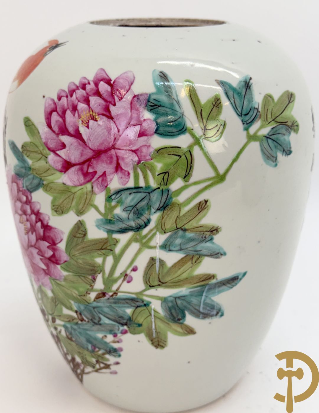 Drie Chinese porseleinen dekselpotiches met vogel- en bloemendecor