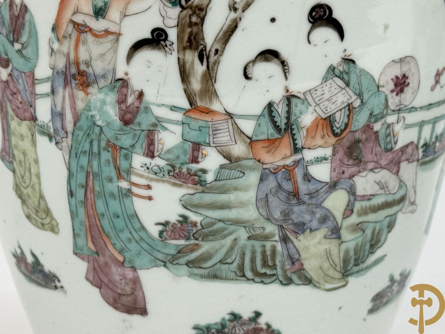 Paar Chinese porseleinen vazen met geisha decor en dames in landschap