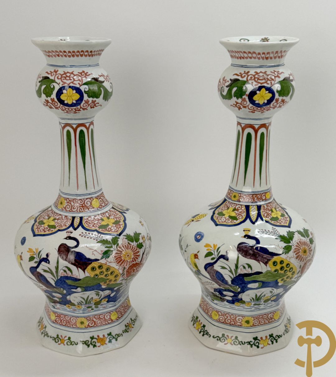 Driestel in polychrome faience met decor van vogels en bloemen bestaande uit dekselpotiche geflankeerd door 2 knobbelvazen, Boch 104/5