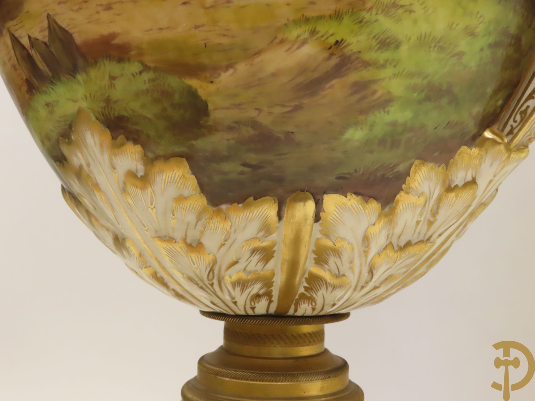 Grote porseleinen Sèvres vaas met dubbel decor van cavalerie, slagveldtaferelen en zicht op kasteel, DESPREZ H. getekend in het decor - bovenaan met verguld decor en zijdelings met bronzen oren en accanthusranken - deksel met Sèvres merkteken - op vierkante bronzen sokkel met klauwepoten