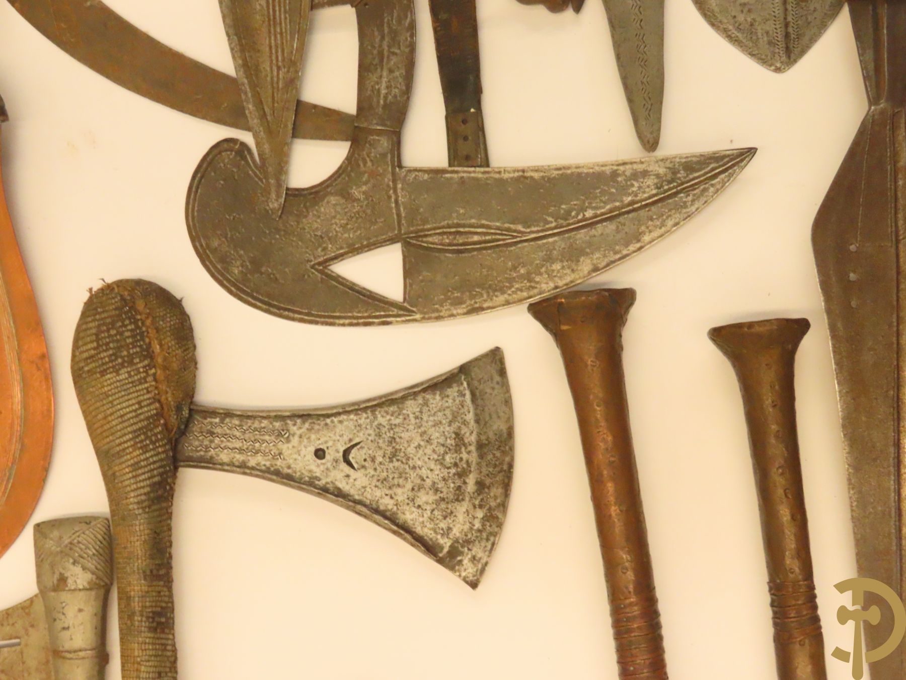 Verzameling mooi bewerkte Afrikaanse machetes, messen, speren, bijlen e.a.