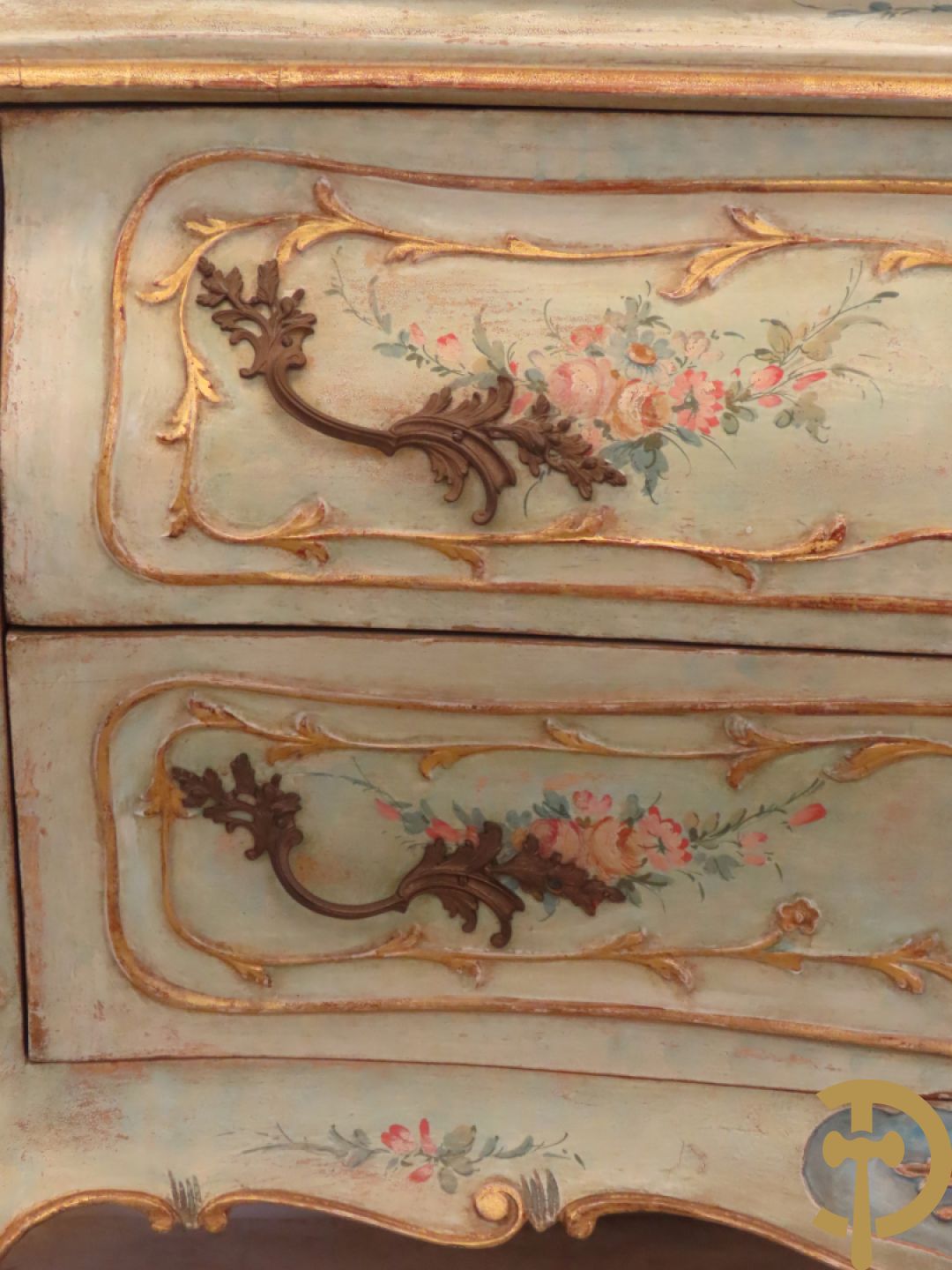 Gegalbeerde tweeladencommode op voluutvormige poten met verguld en beschilderd bloemendecor