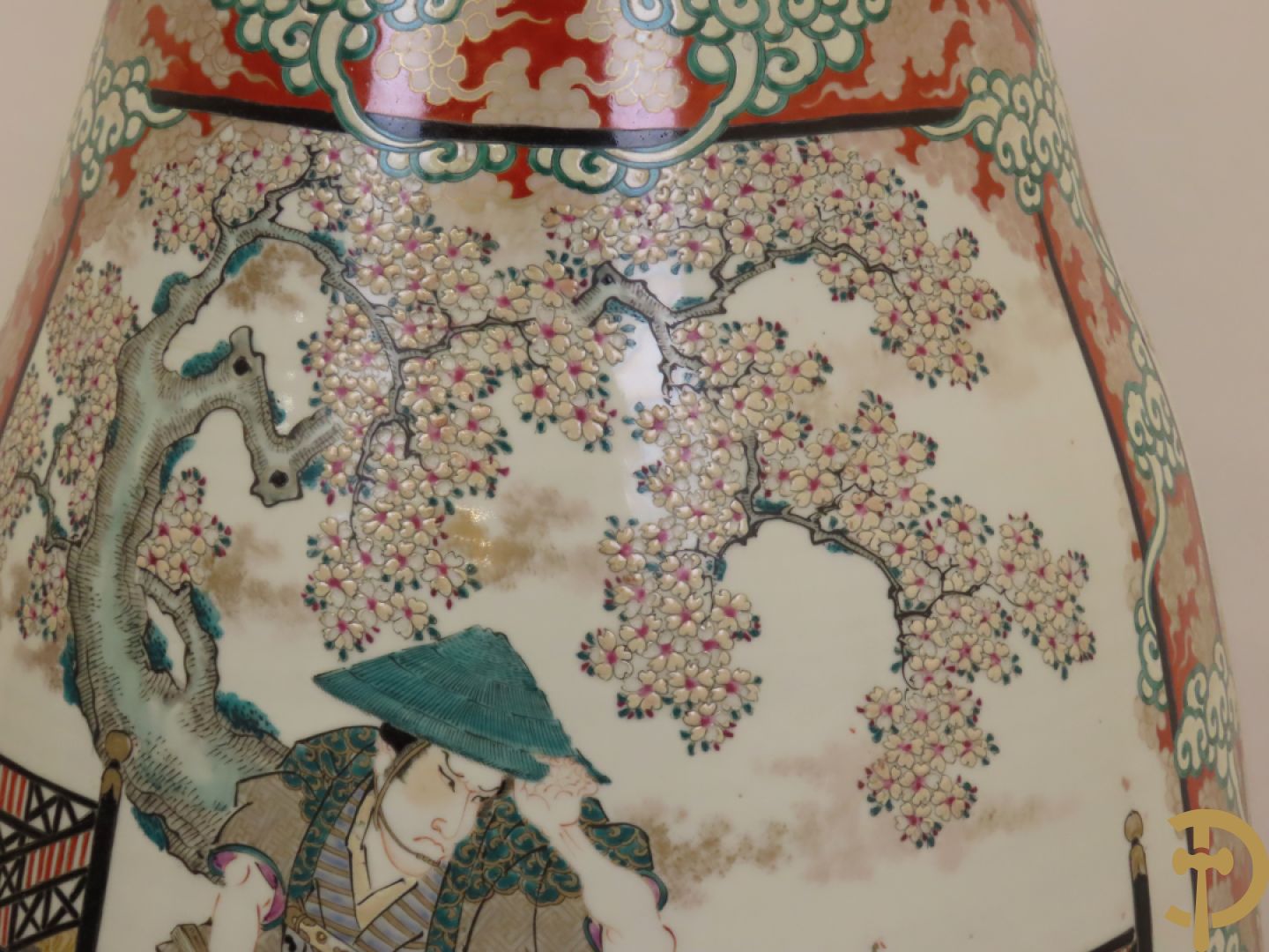 Japanse porseleinen waaiervaas met decor van geisha en krijger, bovenaan met florale motieven