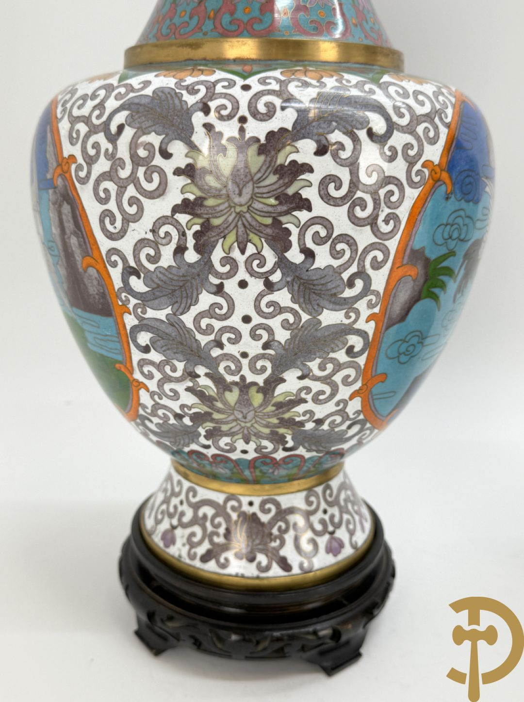 Paar cloisoné vazen met decor van vogels en bloemen op bijhorende zwarte sokkels