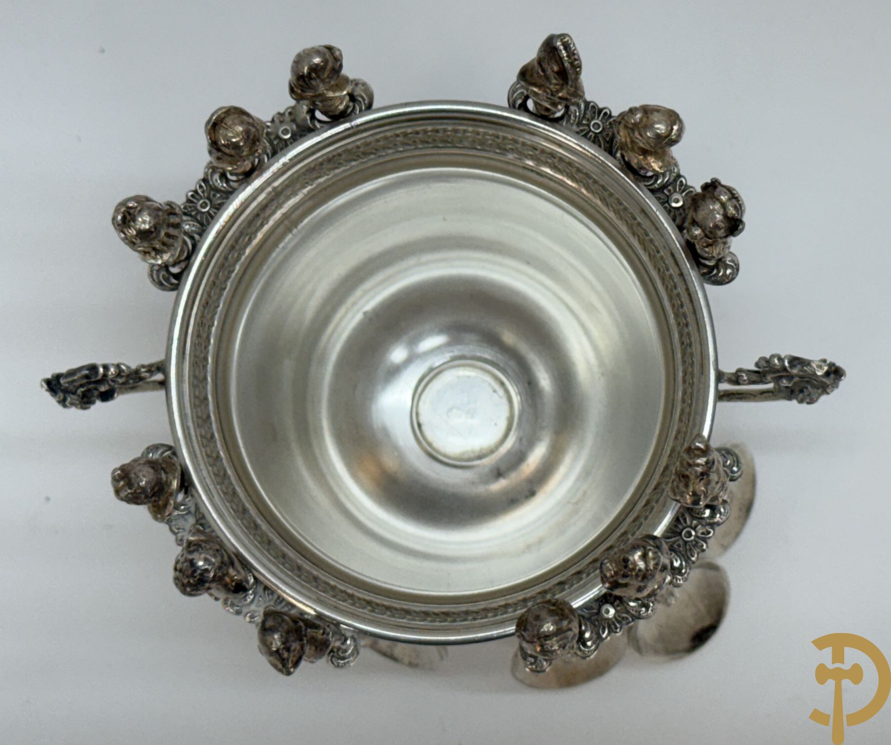 Massief zilveren suikerpot met 12 bijhorende massief zilveren lepeltjes bezet met koppen naar de antieken