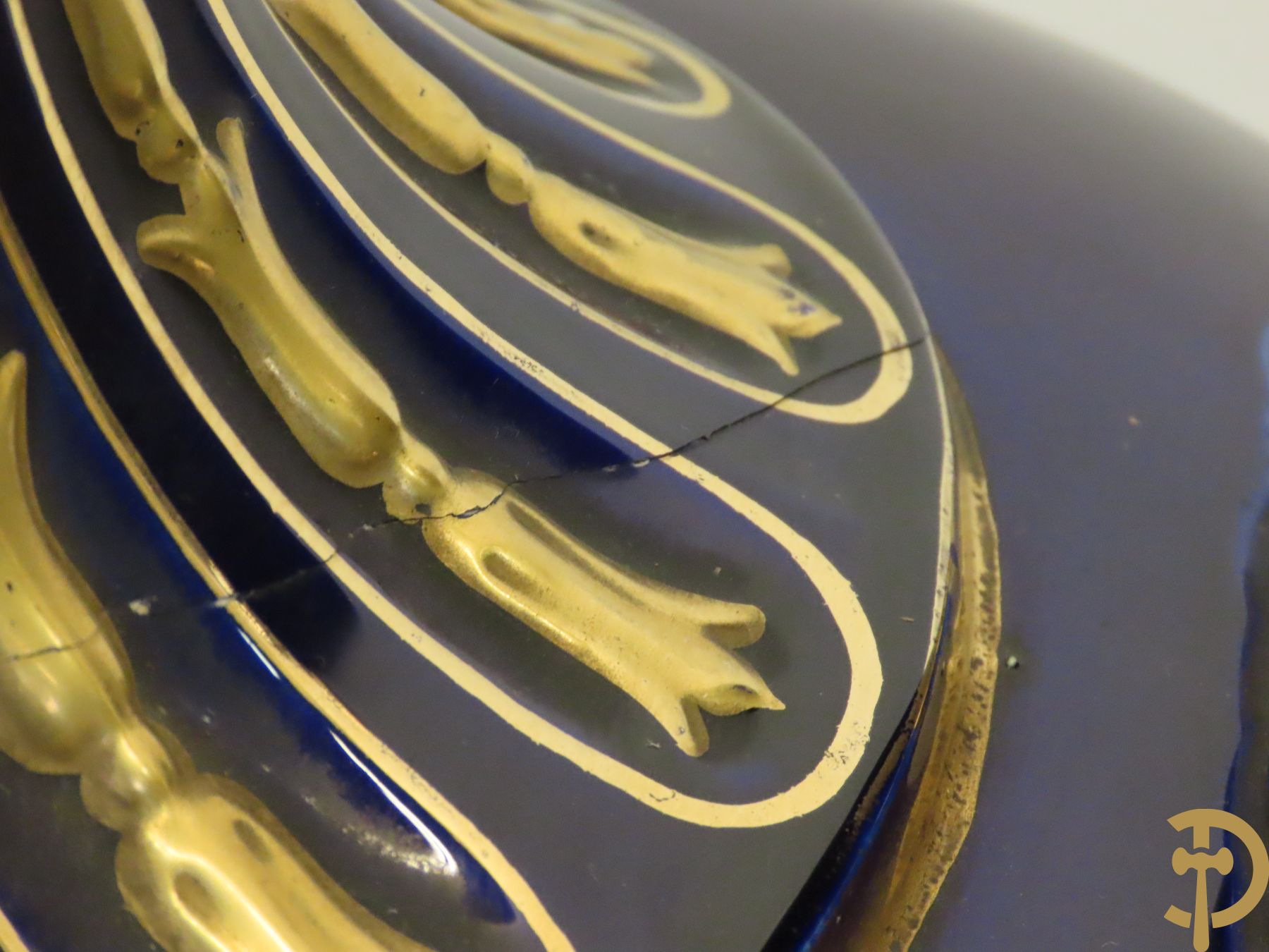 Grote kobaltblauwe porseleinen siervaas met deksel en accanthusranken opzij