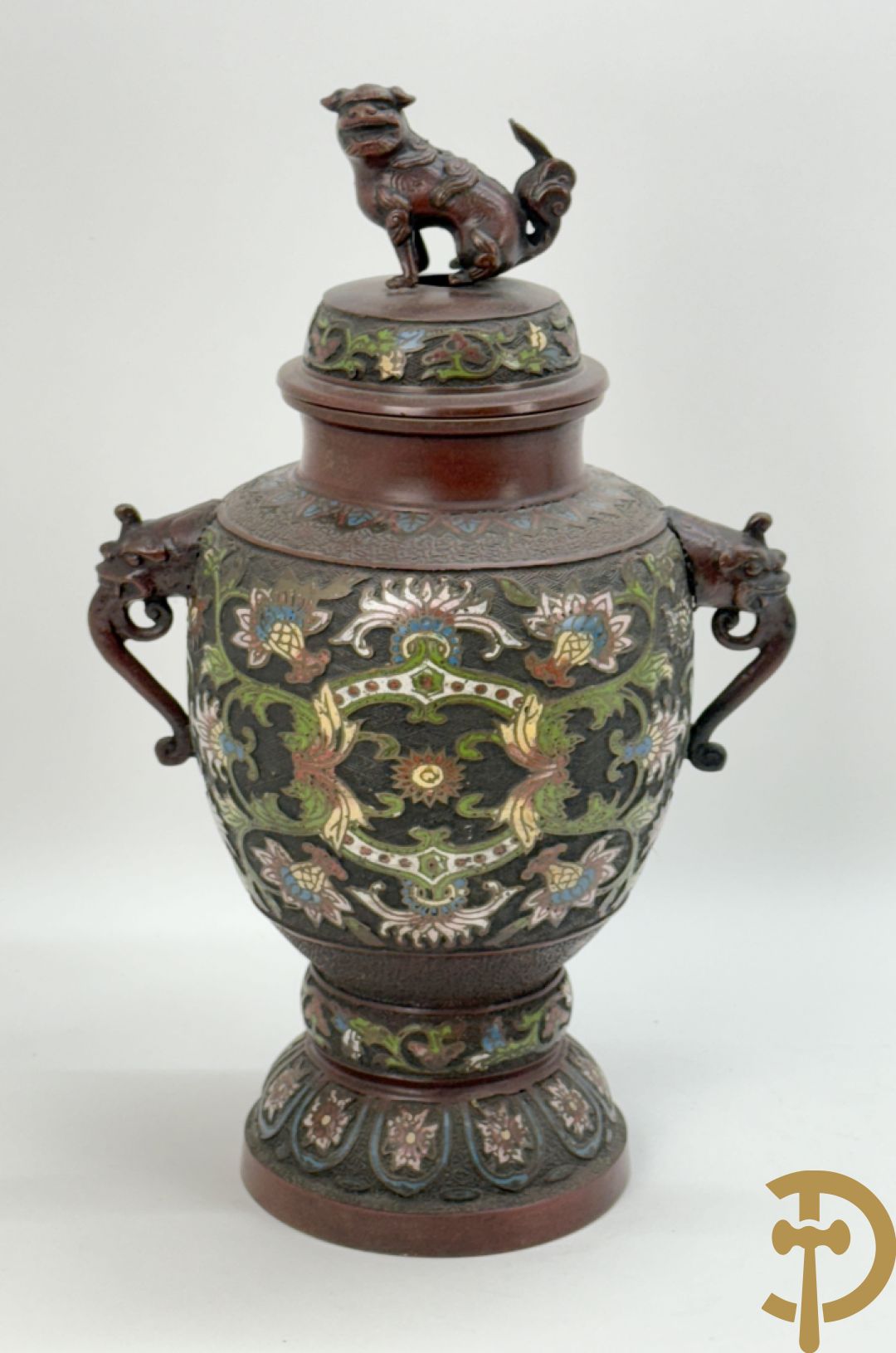 Japanse cloisoné vaas met fo-hond en bloemenmotieven