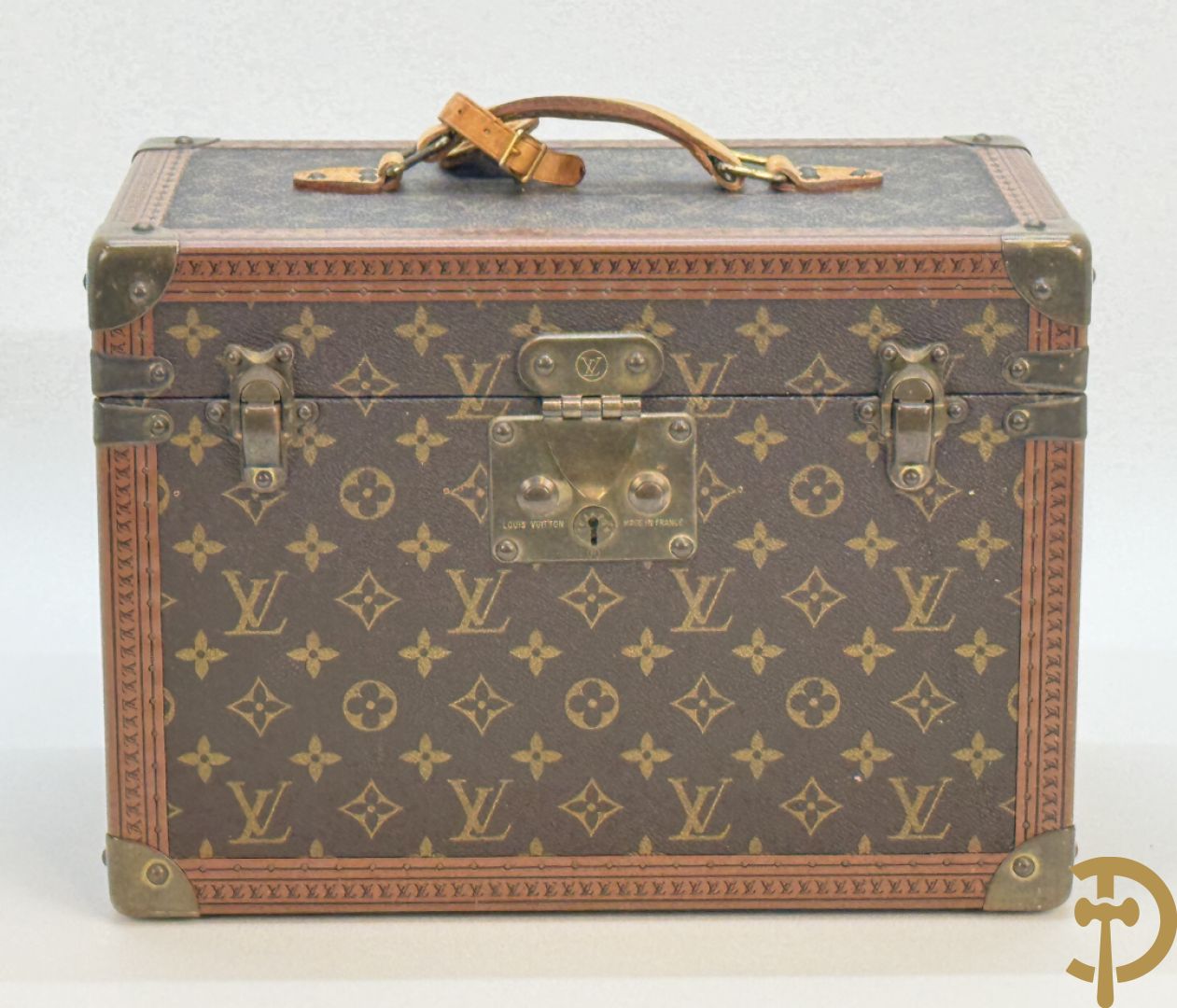 Louis Vuitton beauty case met verschillende vakjes en genummerd 948947