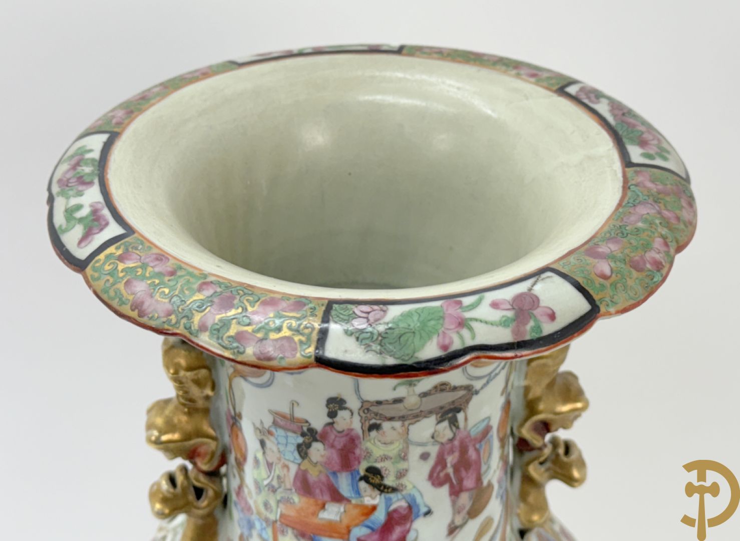 Chinese porseleinen Kanton vaas met geanimeerde hoftaferelen, natuurmotieven, fauna en floradecor