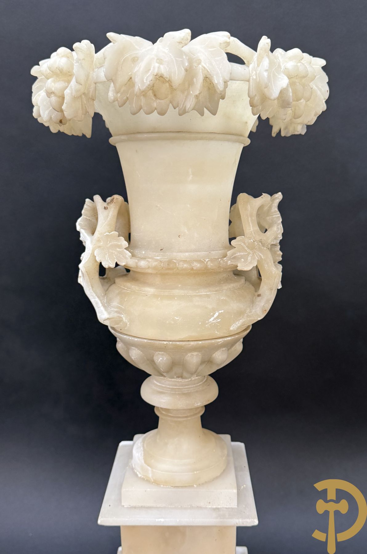 Paar handgesculpteerde albasten vazen met bloemen- en accanthusranken