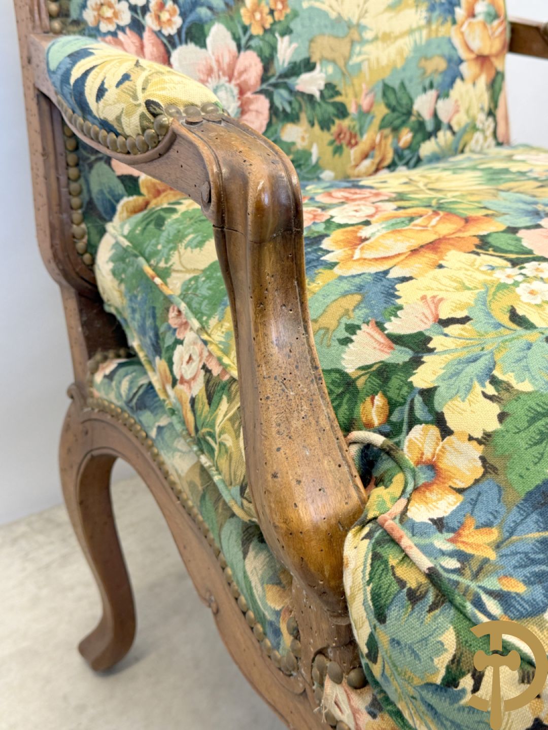 Vier notelaren armzetels bekleed met bloemenstof, met gezwaaide armleuningen op voluutvormige poten + bijhorend voetbankje