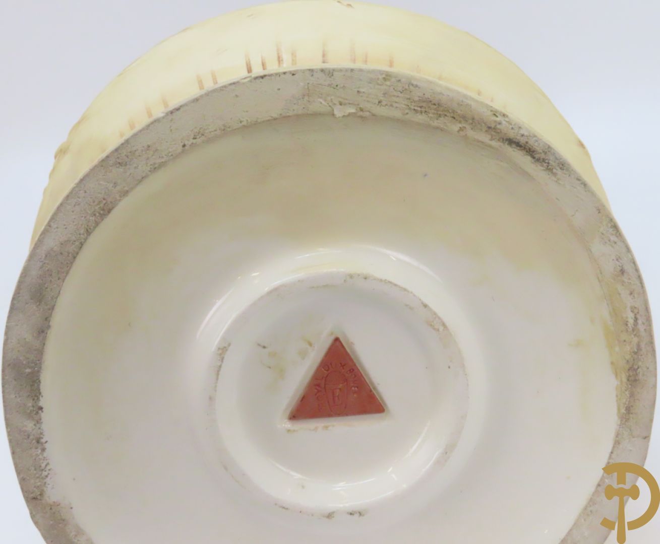 Paar Royal Dux vazen met herderpaar, gemerkt onderaan