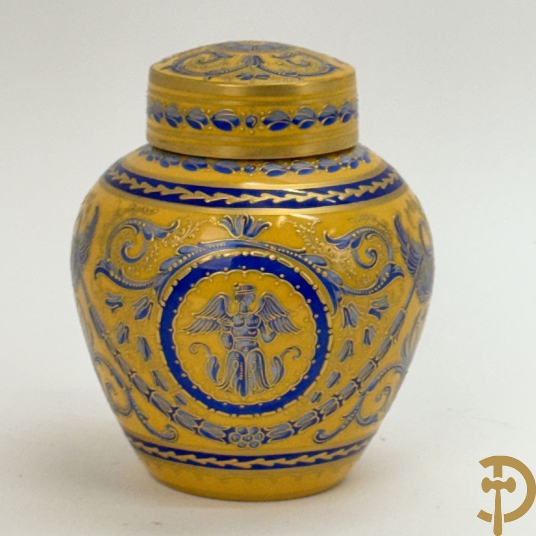 Porseleinen Empire dekselvaasje met blauw en verguld decor op gele fond, onderaan gemerkt M.Imp. le de Sèvres (Manufacture Imperial de Sèvres)
