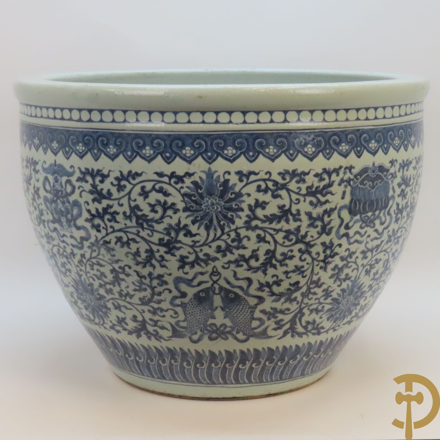 Chinese porseleinen blauw - witte viskom of grote cachepot met lotusslingers, Qian Long 19e