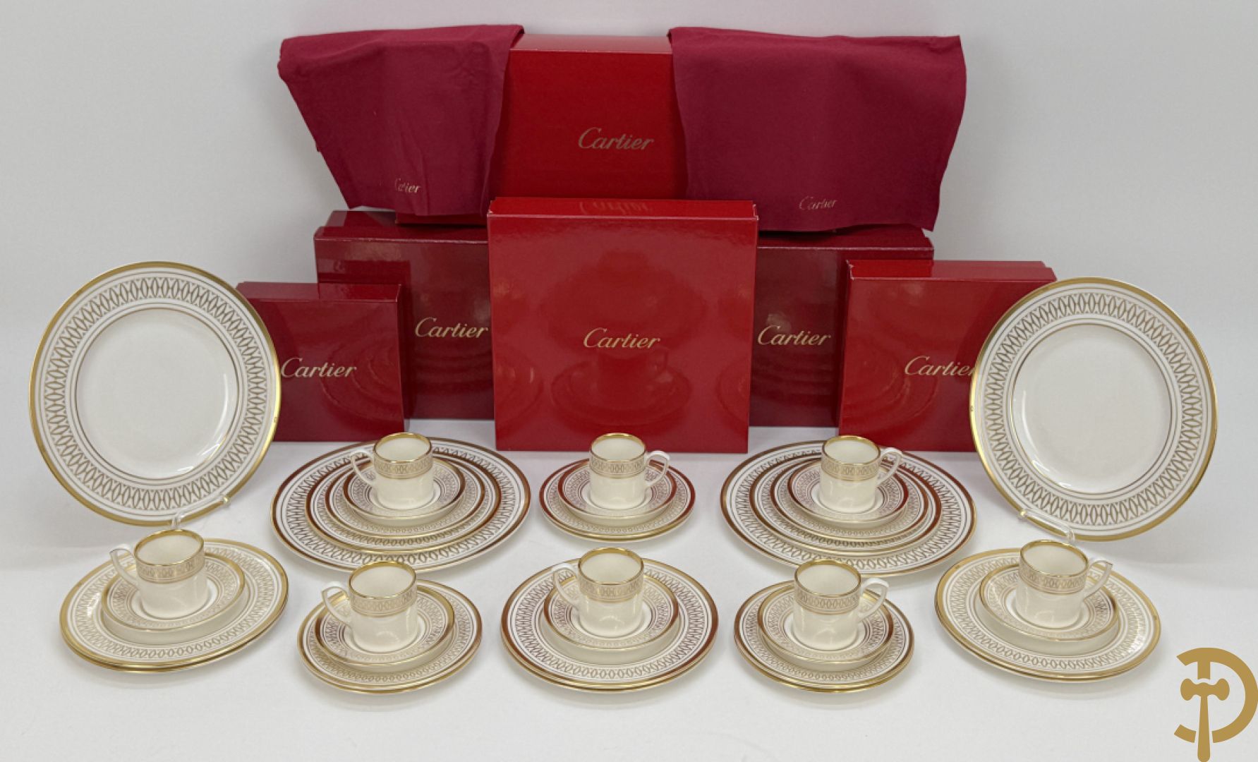 Porseleinen servies Cartier met vergulde rand bestaande uit 4 grote borden, 8 dessert bordjes, 8 koffie kopjes en schoteltjes en 8 kleine bordjes, La Maison Des Must