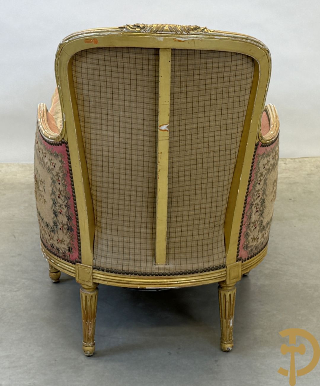 Vergulde Louis XVI chaise longue bezet met petit points met bloemendecor